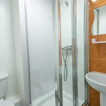 October Disc - Long - Contractors Apartman Bristol