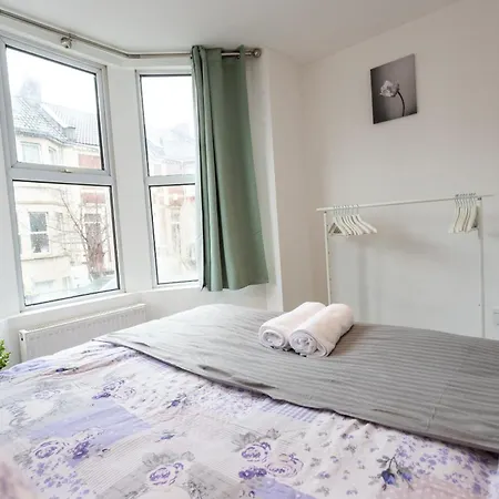 October Disc - Long - Contractors Apartman Bristol