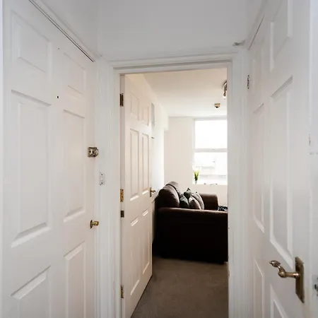 October Disc - Long - Contractors Appartement *